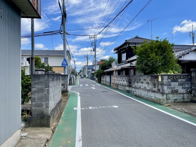 狭い住宅街の道路で車が通るのは30キロ