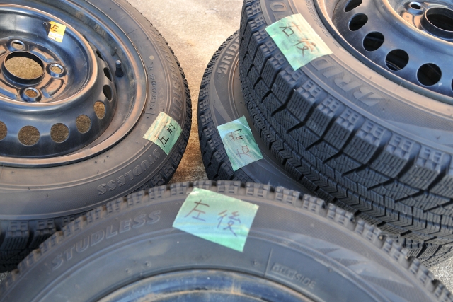 タイヤのローテーションする前のタイヤ、テープでどこの部位か書いてある