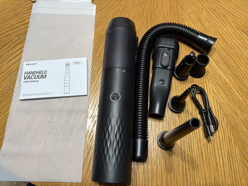 SEALIGHTのハンディ掃除機とアタッチメント全部の画像