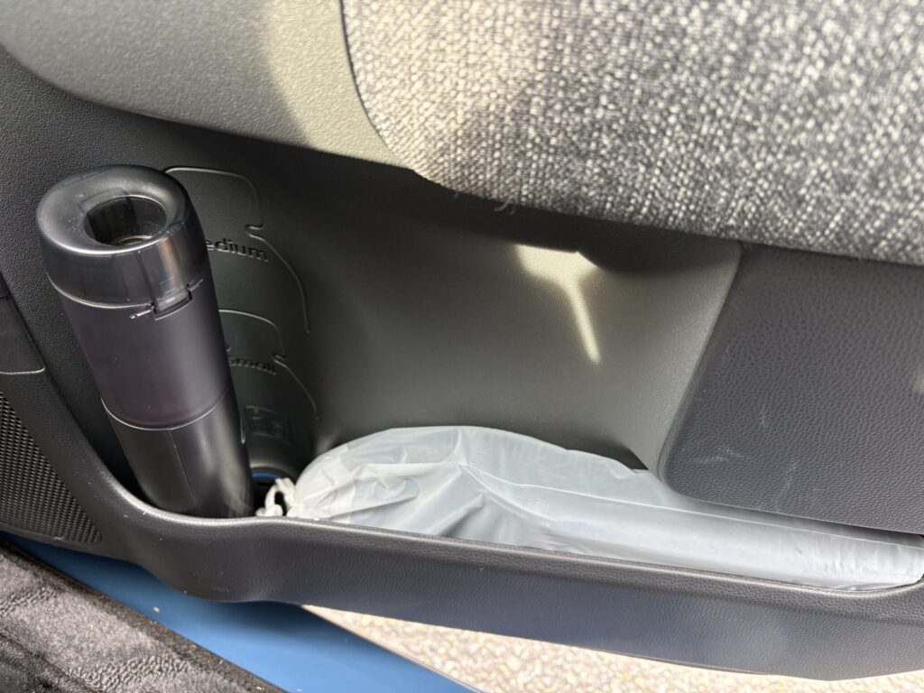 SEALIGHTのハンディ掃除機をシエンタに収納している画像