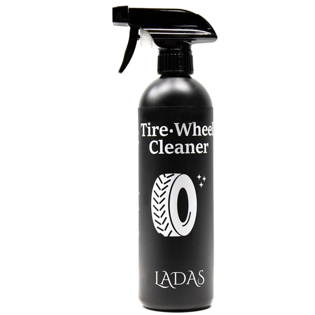 LADASのタイヤ・ホイール専用クリーナー。タイヤの茶色い汚れや油分、ホイールのブレーキダストなどを落とすための洗浄剤です。タイヤコーティングやタイヤワックスを施工する前の下地洗浄としても使いやすいカーケア用品です。