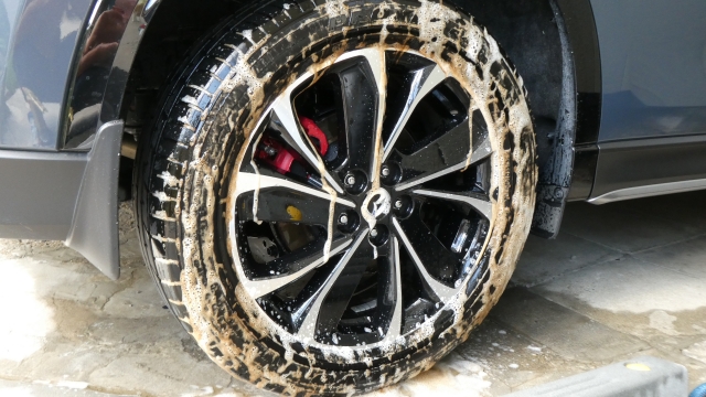 タイヤクリーナーでタイヤを綺麗にしている