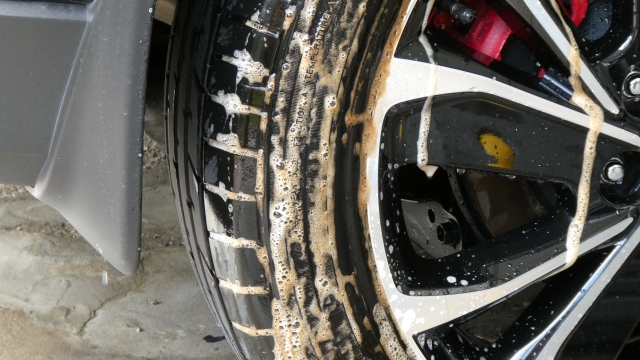 タイヤクリーナーでタイヤを洗っている