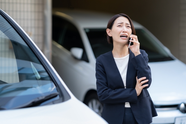 事故処理が終わり保険会社に連絡している様子