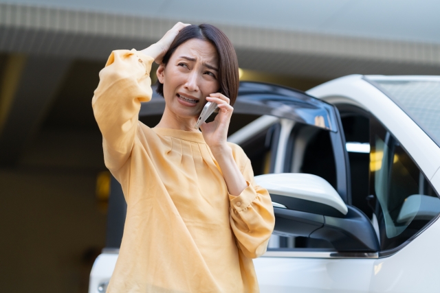 事故に遭い電話をしている様子