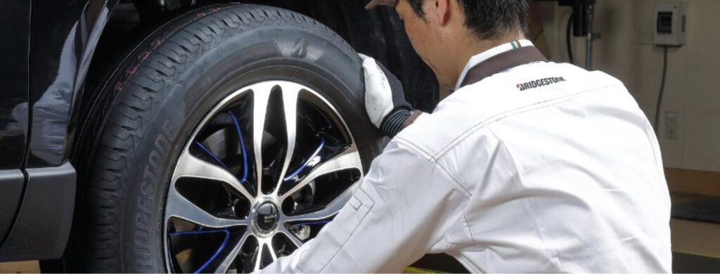 ブリヂストン認定店舗での確実な取付作業。専門スタッフによる施工で安心して任せられます。